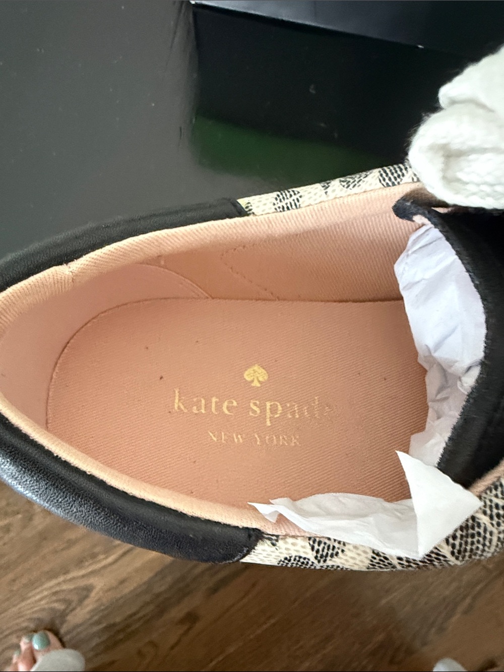 Kate Spade”Erin” Spade Flower 9 Black & White Leather Sneaker - Women NIB - Picture 6 of 7